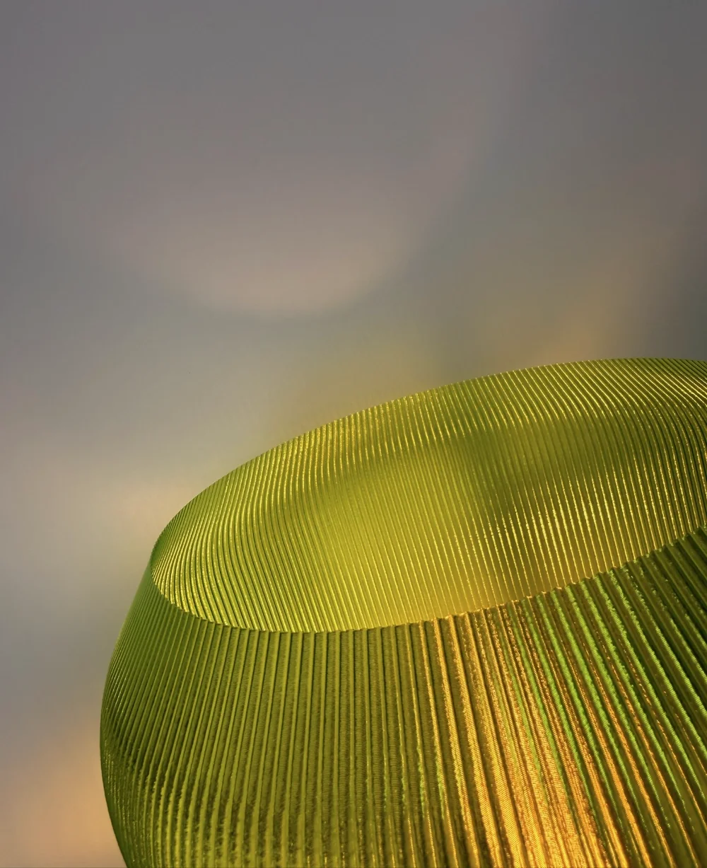 Nærbilde av Leah lampeskjerm og lyset den former