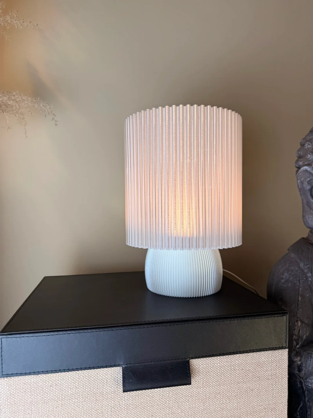 LEAH-lampe i silke-hvit farge og delvis gjennomsiktig, klar skjerm