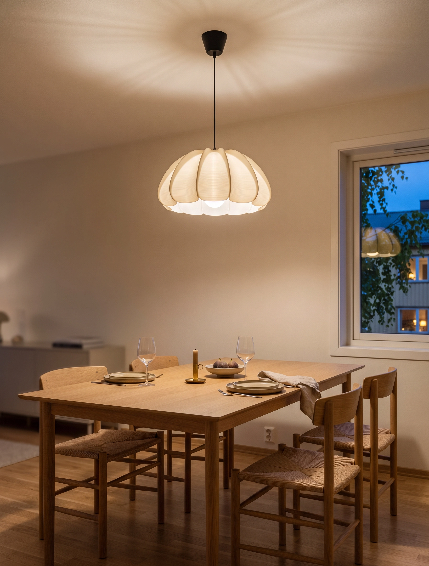 Pendel som henger 110 cm over et eikespisebord, altfor høyt. Lyset sprer seg tynt utover rommet i stedet for å samle seg på bordet, og pæren er synlig under skjermen fra sitteplassen.