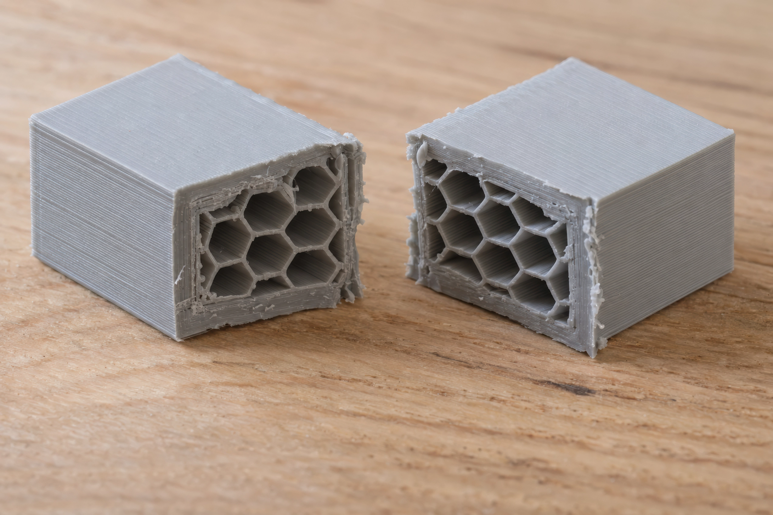 En 3D-printet del skåret over, med massive yttervegger rundt bikakeformet fyll.