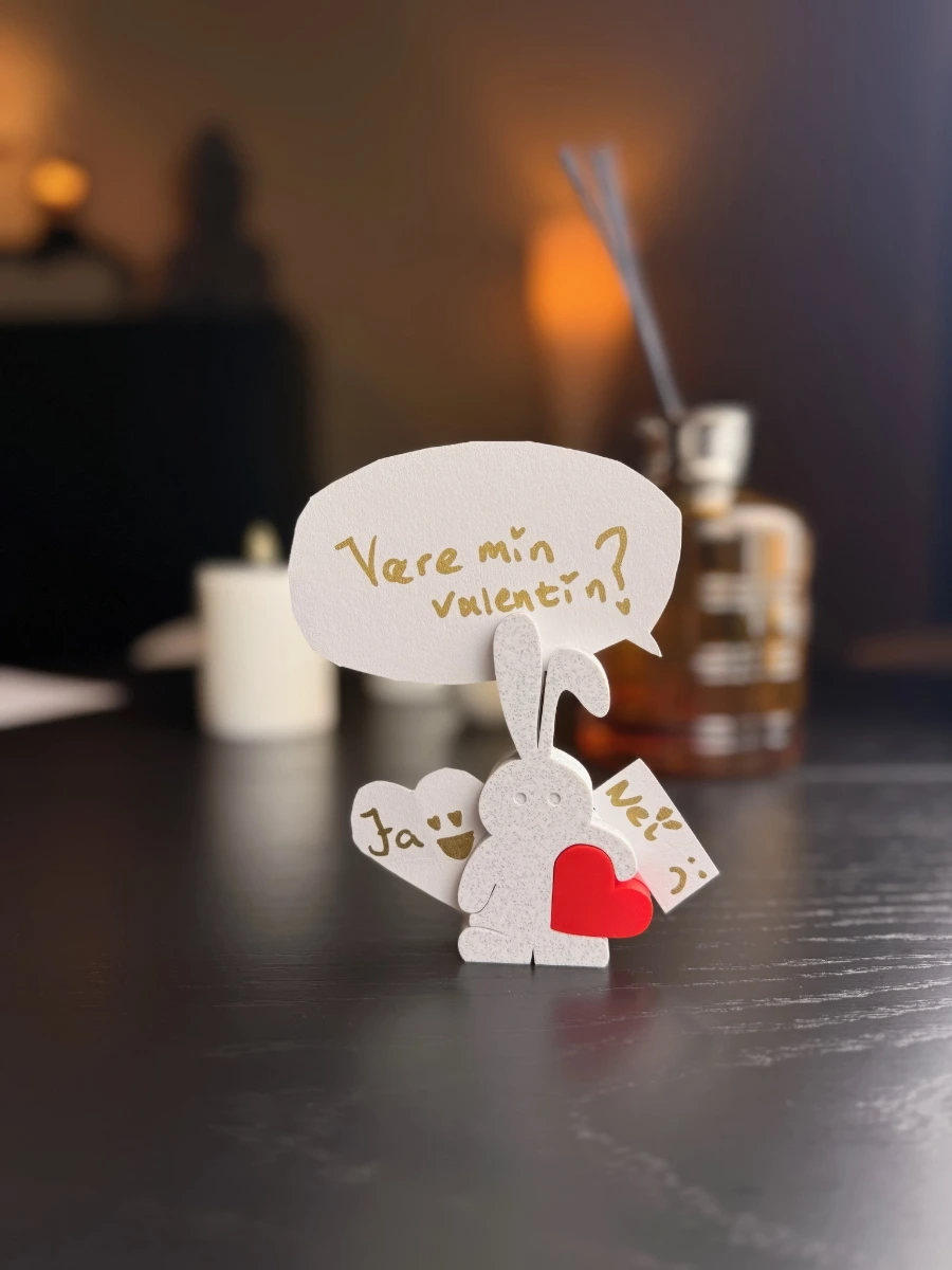 Valentin-harepus med lapp som spør om noen vil være din valentin
