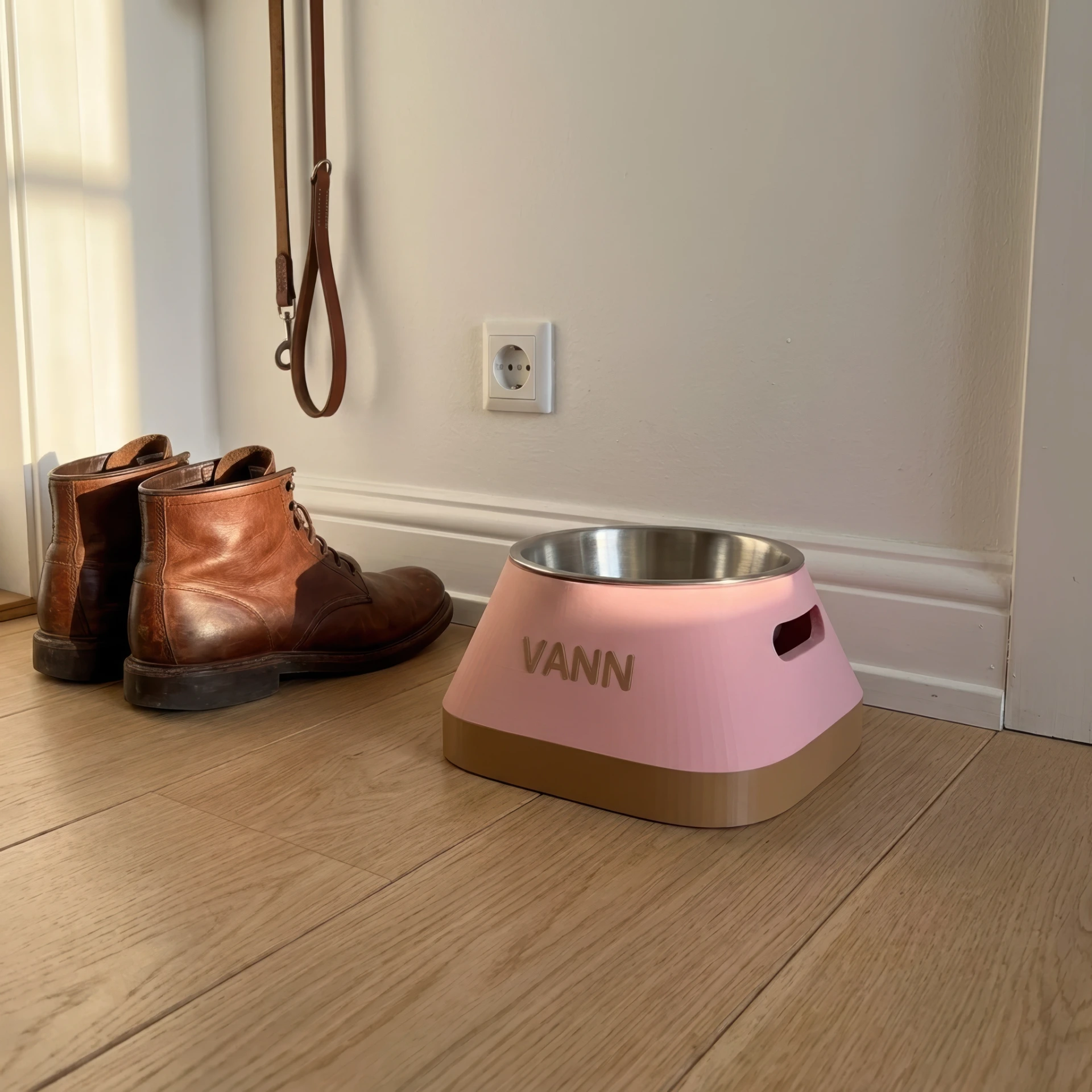 Matro-skålen med teksten "VANN" i en entré