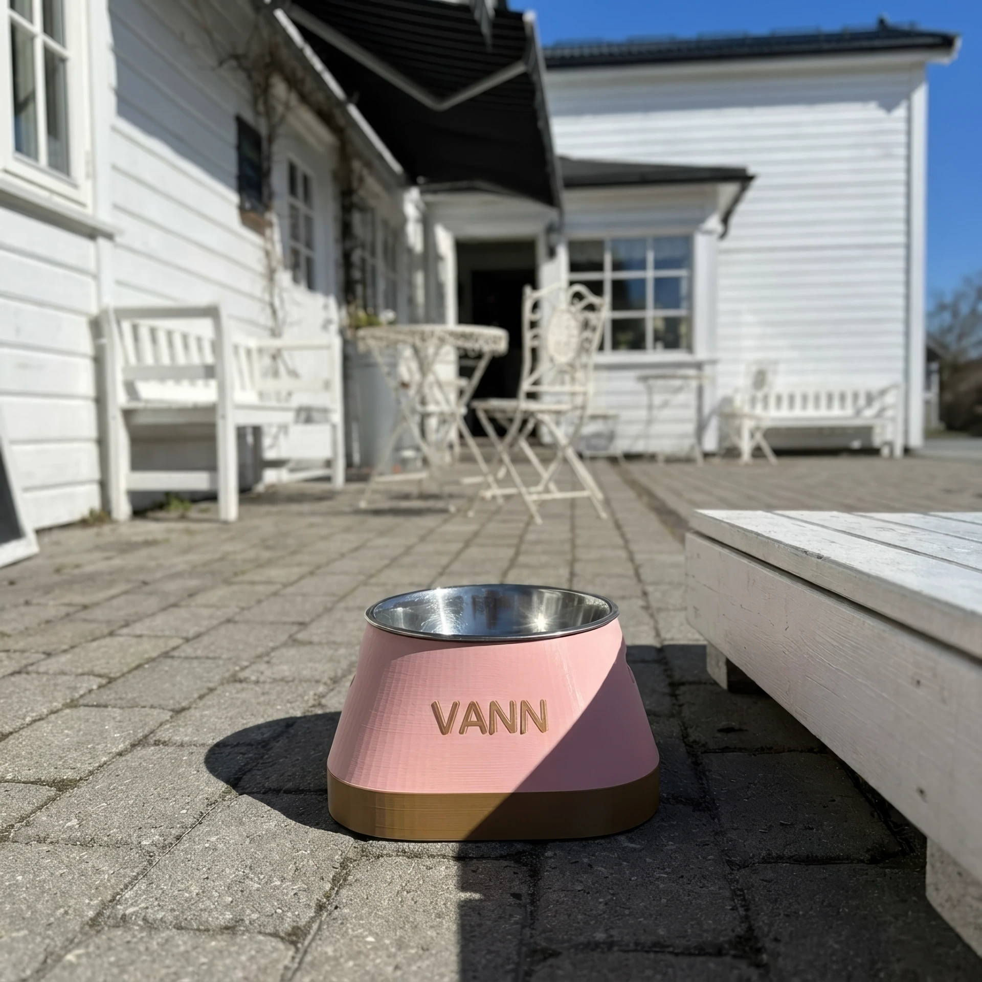 Matro-skålen med teksten "VANN" utenfor en kafé