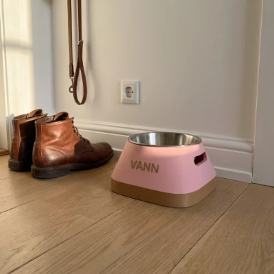 Matro-skålen med teksten "VANN" i en entré