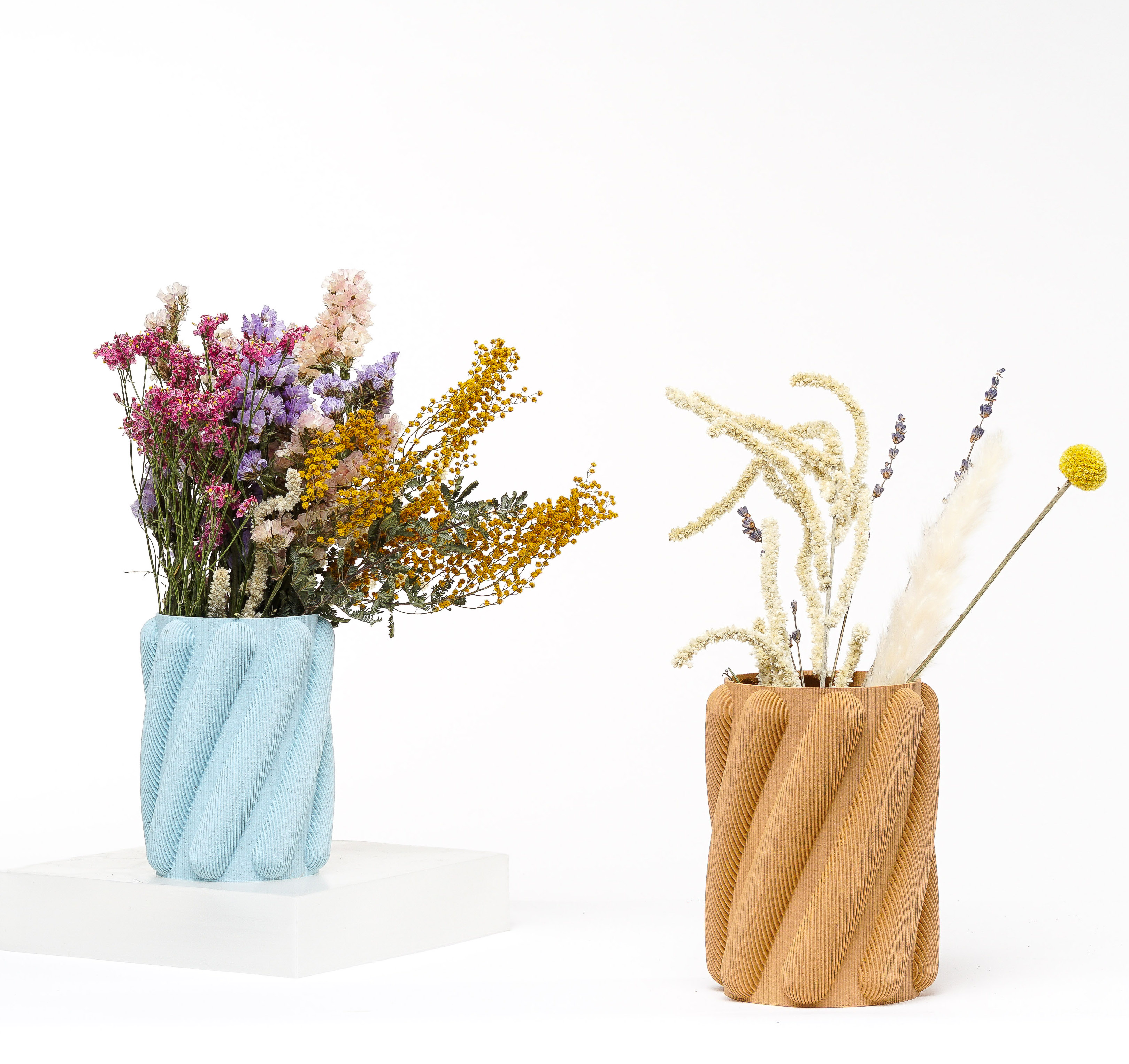To vaser med tørkede blomster