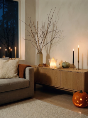 Spøkelseslykten i en Halloween-pyntet stue